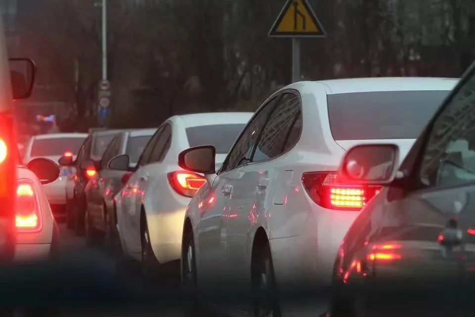 燃油车趋势_燃油市场趋势分析_从销量上看新能源汽车与燃油车的竞争态势